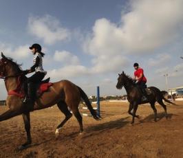 بالصور: شباب غزة يمارسون رياضة ركوب الخيل