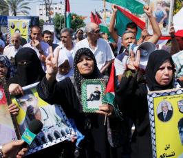 بالصور: سلسلة بشرية ينظمها الصليب الأحمر توصل رسائل الأسرى بالسجون الى ذويهم
