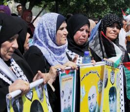بالصور: سلسلة بشرية ينظمها الصليب الأحمر توصل رسائل الأسرى بالسجون الى ذويهم