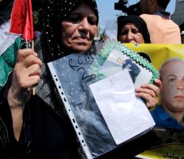 بالصور: سلسلة بشرية ينظمها الصليب الأحمر توصل رسائل الأسرى بالسجون الى ذويهم