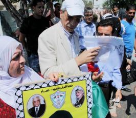 بالصور: سلسلة بشرية ينظمها الصليب الأحمر توصل رسائل الأسرى بالسجون الى ذويهم
