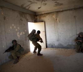 بالصور: جنود صهاينة يتدربون على حرب المدن في قرية تحاكي بلدة فلسطينية