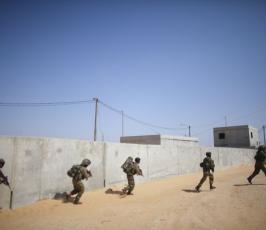 بالصور: جنود صهاينة يتدربون على حرب المدن في قرية تحاكي بلدة فلسطينية