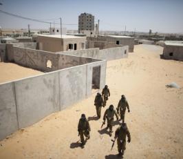 بالصور: جنود صهاينة يتدربون على حرب المدن في قرية تحاكي بلدة فلسطينية