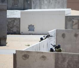 بالصور: جنود صهاينة يتدربون على حرب المدن في قرية تحاكي بلدة فلسطينية