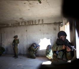 بالصور: جنود صهاينة يتدربون على حرب المدن في قرية تحاكي بلدة فلسطينية