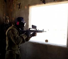 بالصور: جنود صهاينة يتدربون على حرب المدن في قرية تحاكي بلدة فلسطينية