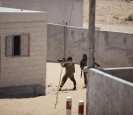 بالصور: جنود صهاينة يتدربون على حرب المدن في قرية تحاكي بلدة فلسطينية
