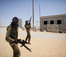 بالصور: جنود صهاينة يتدربون على حرب المدن في قرية تحاكي بلدة فلسطينية