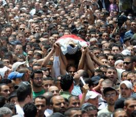 بالصور : جماهير مدينةالقدس المحتلة يشيعون شهيدين ارتقيا أول أبام رمضان