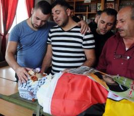 بالصور : جماهير مدينةالقدس المحتلة يشيعون شهيدين ارتقيا أول أبام رمضان
