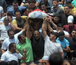 بالصور : جماهير مدينةالقدس المحتلة يشيعون شهيدين ارتقيا أول أبام رمضان