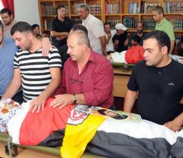 بالصور : جماهير مدينةالقدس المحتلة يشيعون شهيدين ارتقيا أول أبام رمضان