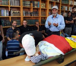 بالصور : جماهير مدينةالقدس المحتلة يشيعون شهيدين ارتقيا أول أبام رمضان
