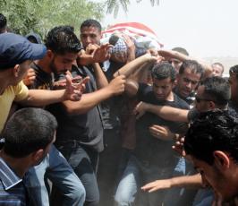 بالصور : جماهير مدينةالقدس المحتلة يشيعون شهيدين ارتقيا أول أبام رمضان