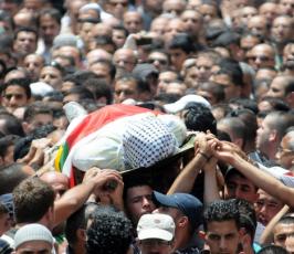بالصور : جماهير مدينةالقدس المحتلة يشيعون شهيدين ارتقيا أول أبام رمضان