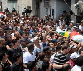 بالصور : جماهير مدينةالقدس المحتلة يشيعون شهيدين ارتقيا أول أبام رمضان