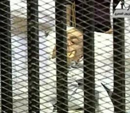 بالصور : « مبارك » ونجلية وحبيب العادلي في قفص الإتهام 