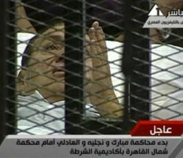 بالصور : « مبارك » ونجلية وحبيب العادلي في قفص الإتهام 