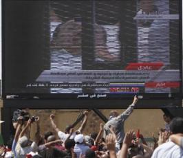 بالصور : « مبارك » ونجلية وحبيب العادلي في قفص الإتهام 
