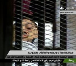 بالصور : « مبارك » ونجلية وحبيب العادلي في قفص الإتهام 