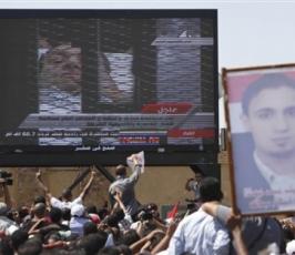 بالصور : « مبارك » ونجلية وحبيب العادلي في قفص الإتهام 