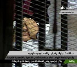 بالصور : « مبارك » ونجلية وحبيب العادلي في قفص الإتهام 