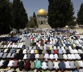 بالصور: المصلون يتوافدون على المسجد الاقصى فى الجمعة الأولى من شهر رمضان المبارك