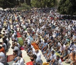 بالصور: المصلون يتوافدون على المسجد الاقصى فى الجمعة الأولى من شهر رمضان المبارك
