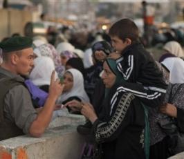 بالصور : حواجز إسرائيلية تمنع المصلين من الصلاة داخل المسجد الأقصى