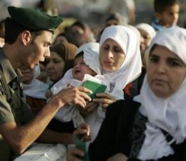 بالصور : حواجز إسرائيلية تمنع المصلين من الصلاة داخل المسجد الأقصى