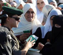 بالصور : حواجز إسرائيلية تمنع المصلين من الصلاة داخل المسجد الأقصى