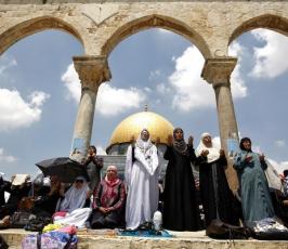 بالصور : 170 ألف فلسطيني يؤدون الصلاة داخل المسجد الأقصى خلال الجمعة الثانية من شهر رمضان رغم مضايقات الاحتلال