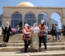 بالصور : 170 ألف فلسطيني يؤدون الصلاة داخل المسجد الأقصى خلال الجمعة الثانية من شهر رمضان رغم مضايقات الاحتلال