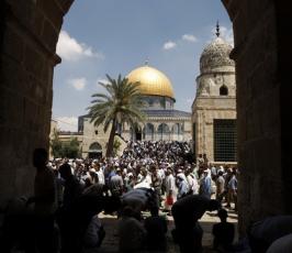 بالصور : 170 ألف فلسطيني يؤدون الصلاة داخل المسجد الأقصى خلال الجمعة الثانية من شهر رمضان رغم مضايقات الاحتلال