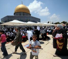 بالصور : 170 ألف فلسطيني يؤدون الصلاة داخل المسجد الأقصى خلال الجمعة الثانية من شهر رمضان رغم مضايقات الاحتلال