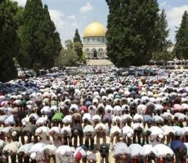 بالصور : 170 ألف فلسطيني يؤدون الصلاة داخل المسجد الأقصى خلال الجمعة الثانية من شهر رمضان رغم مضايقات الاحتلال