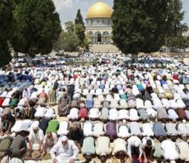 بالصور : 170 ألف فلسطيني يؤدون الصلاة داخل المسجد الأقصى خلال الجمعة الثانية من شهر رمضان رغم مضايقات الاحتلال
