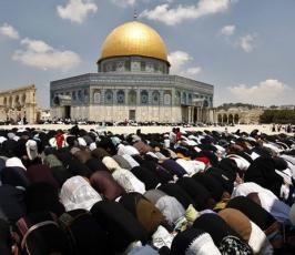بالصور : 170 ألف فلسطيني يؤدون الصلاة داخل المسجد الأقصى خلال الجمعة الثانية من شهر رمضان رغم مضايقات الاحتلال