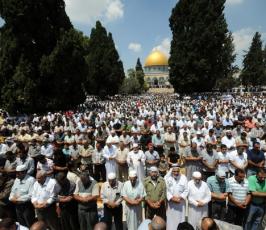 بالصور : 170 ألف فلسطيني يؤدون الصلاة داخل المسجد الأقصى خلال الجمعة الثانية من شهر رمضان رغم مضايقات الاحتلال