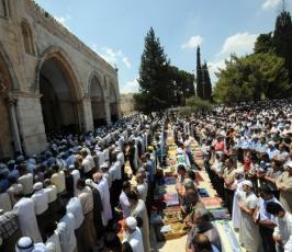 بالصور : 170 ألف فلسطيني يؤدون الصلاة داخل المسجد الأقصى خلال الجمعة الثانية من شهر رمضان رغم مضايقات الاحتلال