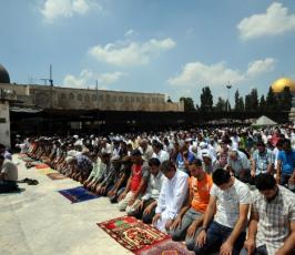 بالصور : 170 ألف فلسطيني يؤدون الصلاة داخل المسجد الأقصى خلال الجمعة الثانية من شهر رمضان رغم مضايقات الاحتلال