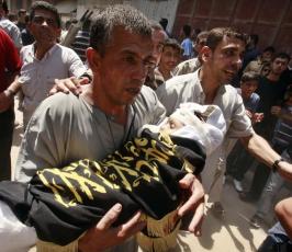 عائلة « قريقع » تودع ثلاثة من أبنائها من بينهم طفل فلسطيني