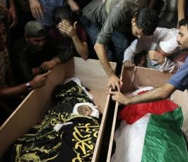 عائلة « قريقع » تودع ثلاثة من أبنائها من بينهم طفل فلسطيني