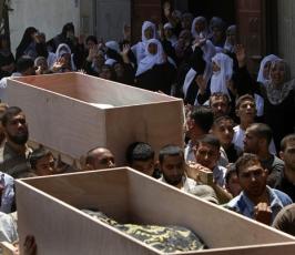 عائلة « قريقع » تودع ثلاثة من أبنائها من بينهم طفل فلسطيني