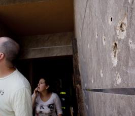 بالصور: مقتل مستوطنين بصاروخ للجان المقاومة وتدمير منزل في بئر السبع