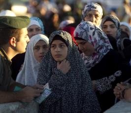 رغم المضايقات والحواجز آلاف المصلين يؤدون صلاة الجمعة بالقدس