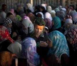 رغم المضايقات والحواجز آلاف المصلين يؤدون صلاة الجمعة بالقدس