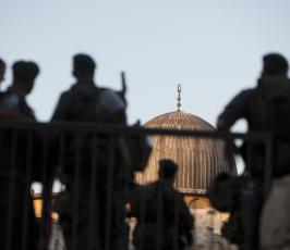 رغم المضايقات والحواجز آلاف المصلين يؤدون صلاة الجمعة بالقدس