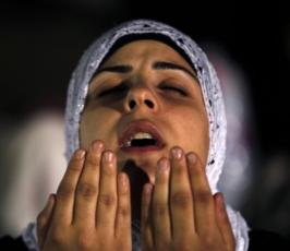 بالصور: نحو ربع مليون مواطن يحيون ليلة القدر في باحات المسجد الأقصى المبارك